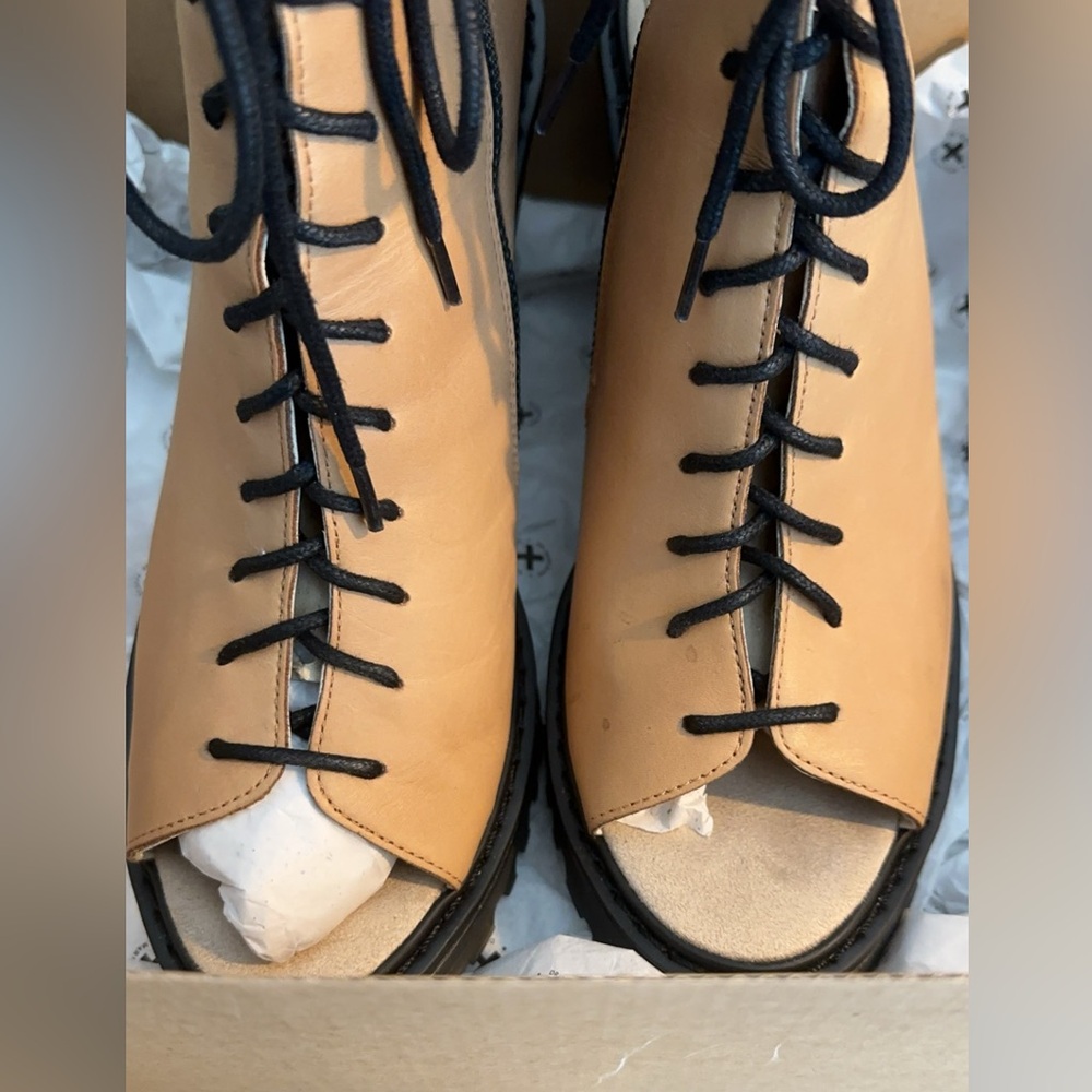 Dr Marten Carmelita Boot. Tan.